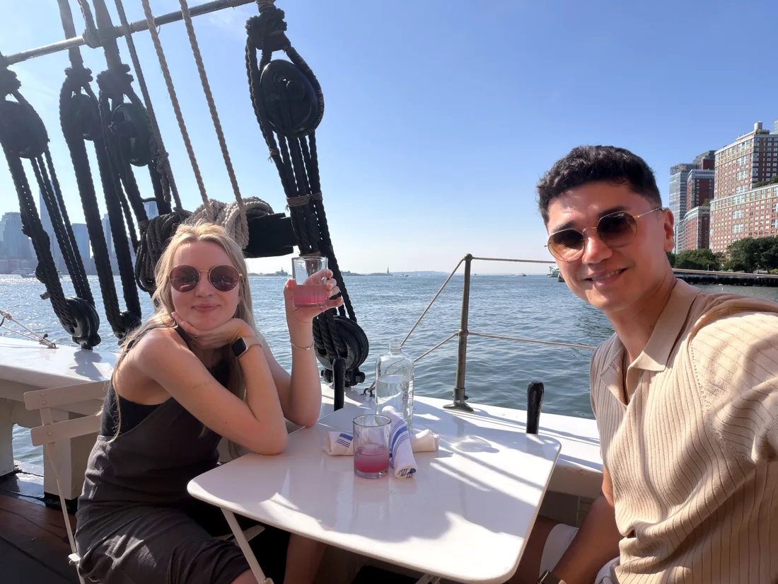 Scarlett auf einem Boot vor der Skyline von New York