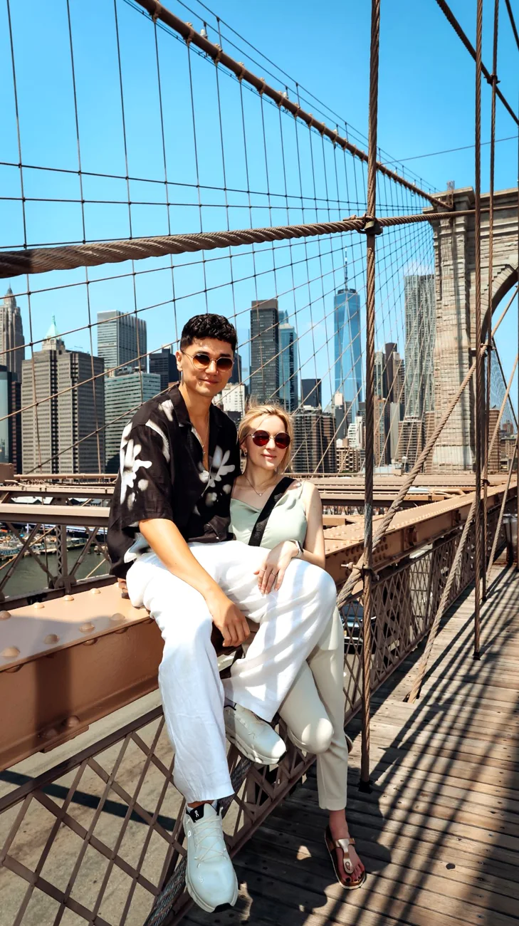 Scarlett auf der Brooklyn Bridge in New York