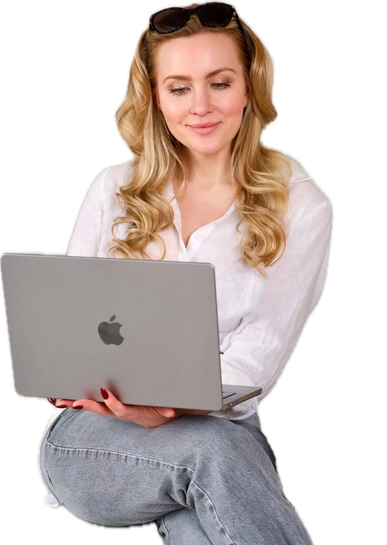 Scarlett Kim am Laptop